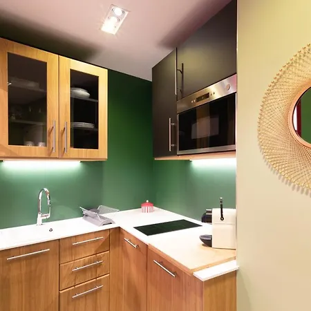 A Cote De La Place Du Pilori *