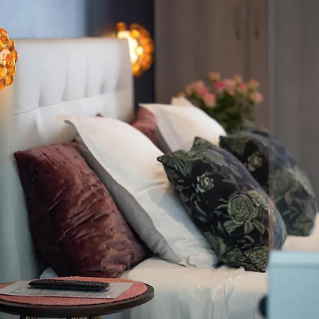 A Cote De La Place Du Pilori Lägenhet *