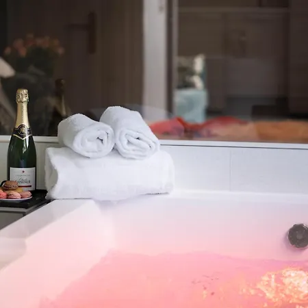 A Cote De La Place Du Pilori * أنجير