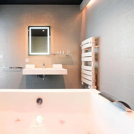 A Cote De La Place Du Pilori Appartement