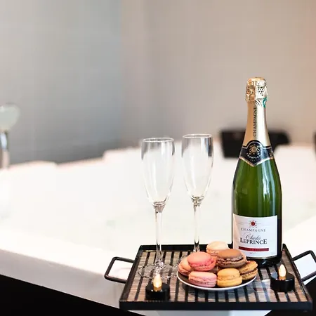 A Cote De La Place Du Pilori *