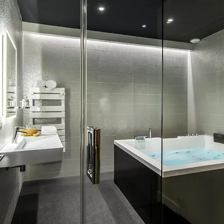 A Cote De La Place Du Pilori *