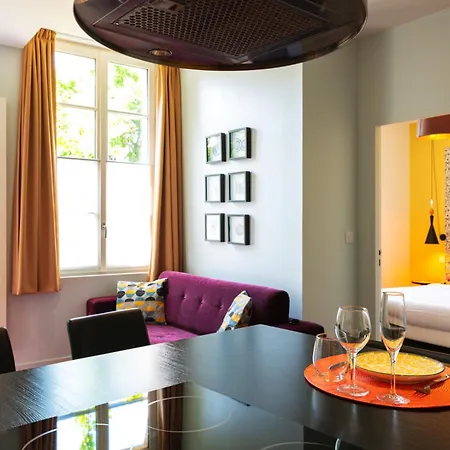 A Cote De La Place Du Pilori