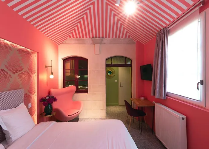 A Cote De La Place Du Pilori شقة أنجير