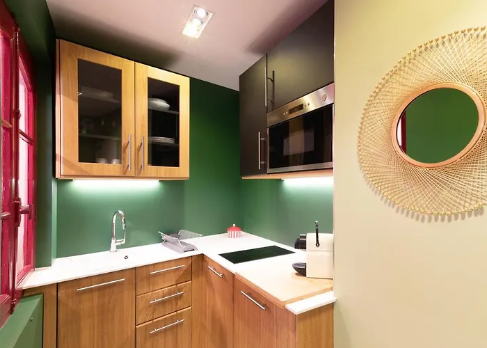 A Coté De La Place Du Pilori *