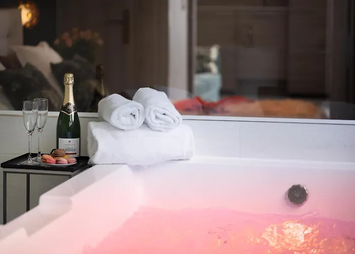 A Cote De La Place Du Pilori * 昂热