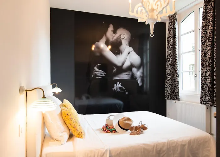 A Cote De La Place Du Pilori * أنجير