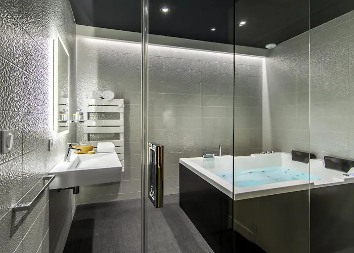 A Cote De La Place Du Pilori *