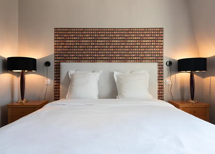 A Cote De La Place Du Pilori شقة أنجير