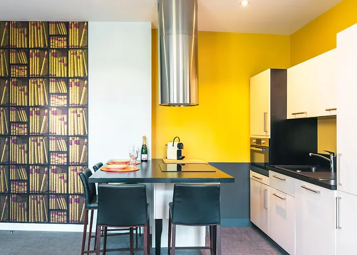 A Cote De La Place Du Pilori شقة