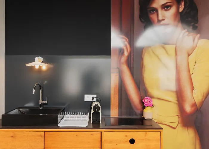 A Cote De La Place Du Pilori *